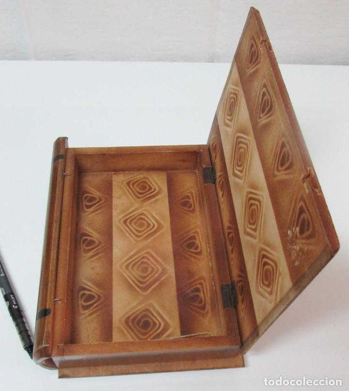 Otros objetos de arte: Caja de madera en forma de libro decorada - Foto 9
