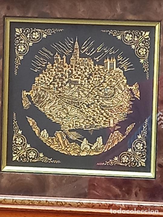 Otros objetos de arte: PLACA DAMASQUINO DE TOLEDO, MARCO Y CRISTAL. - Foto 2