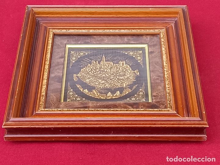 Otros objetos de arte: PLACA DAMASQUINO DE TOLEDO, MARCO Y CRISTAL. - Foto 1