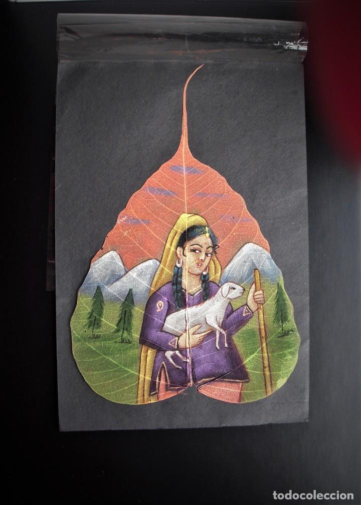 Otros objetos de arte: PASTORA INDIA PINTADA SOBRE HOJA - Foto 1