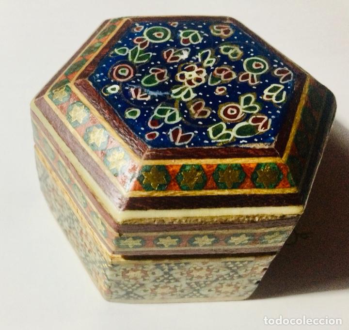 Otros objetos de arte: Caja de madera hecha y pintada a mano - Foto 1