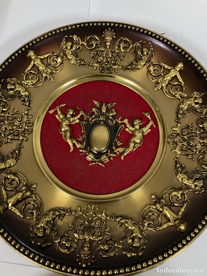 Otros objetos de arte: 2 platos de bronce para colgar con motivos querubines - Foto 2