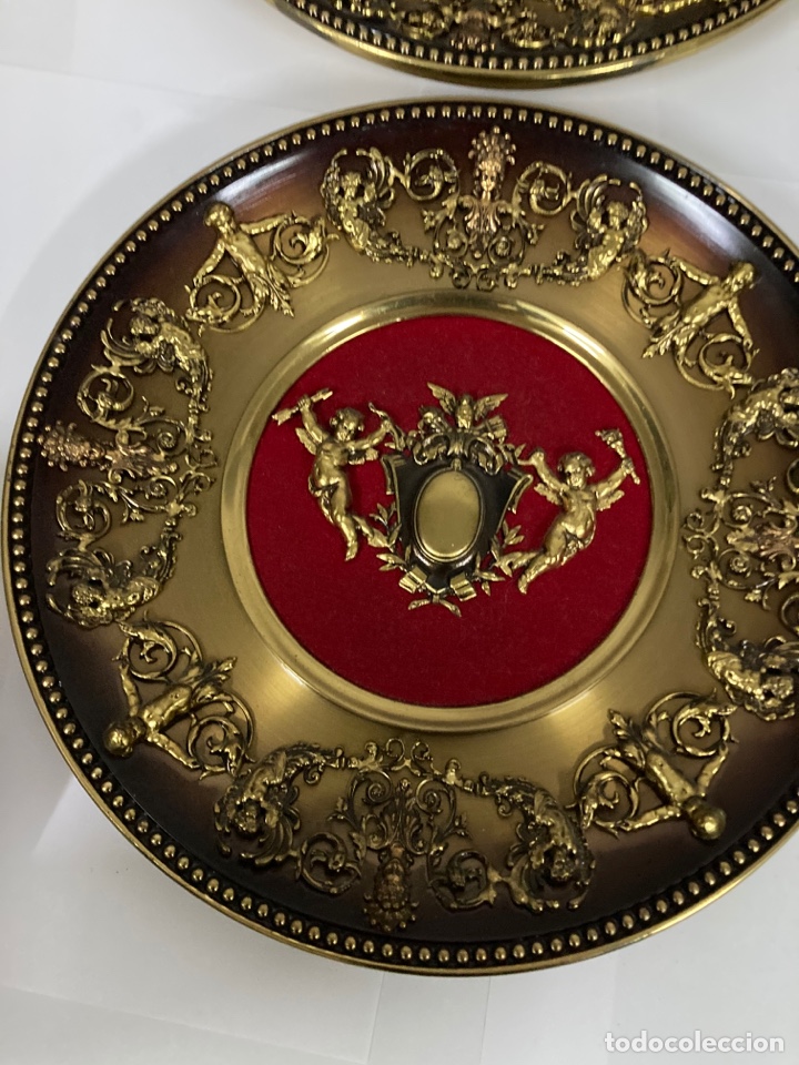 Otros objetos de arte: 2 platos de bronce para colgar con motivos querubines - Foto 3