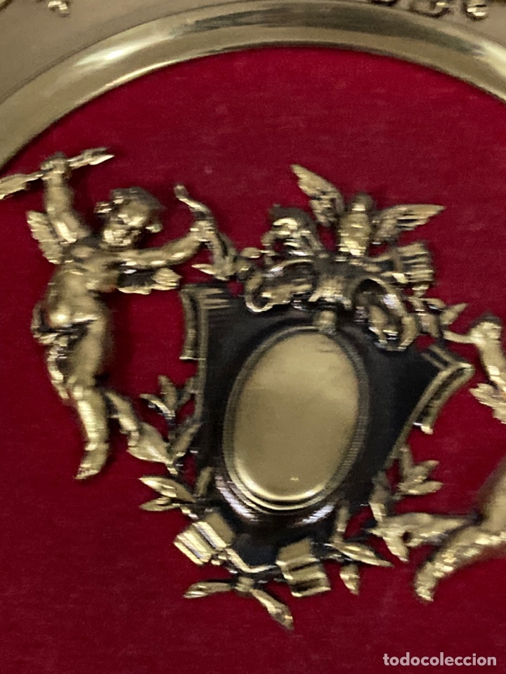 Otros objetos de arte: 2 platos de bronce para colgar con motivos querubines - Foto 4