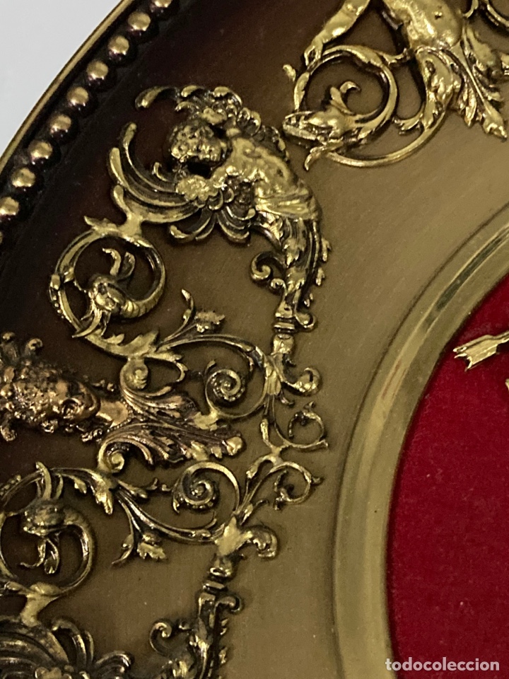 Otros objetos de arte: 2 platos de bronce para colgar con motivos querubines - Foto 5