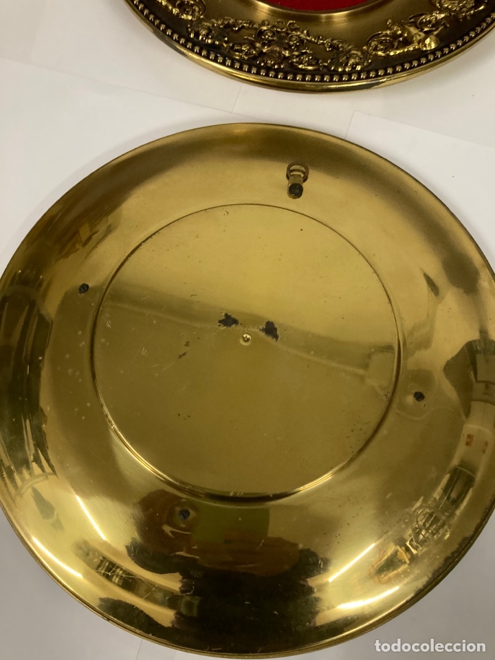 Otros objetos de arte: 2 platos de bronce para colgar con motivos querubines - Foto 6