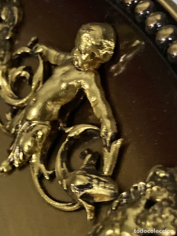 Otros objetos de arte: 2 platos de bronce para colgar con motivos querubines - Foto 7