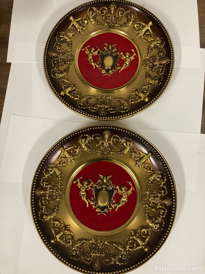 Otros objetos de arte: 2 platos de bronce para colgar con motivos querubines - Foto 1
