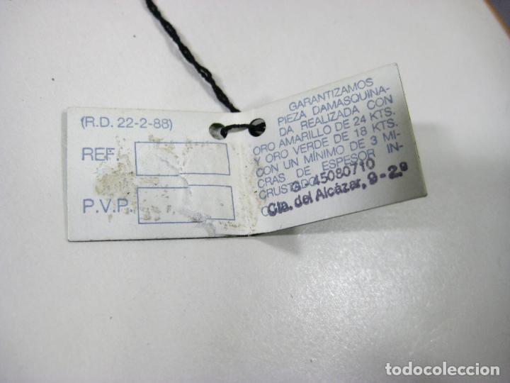 Otros objetos de arte: MARCO CON DAMASQUINADO DE TOLEDO. ORO 3 MICRAS - Foto 4