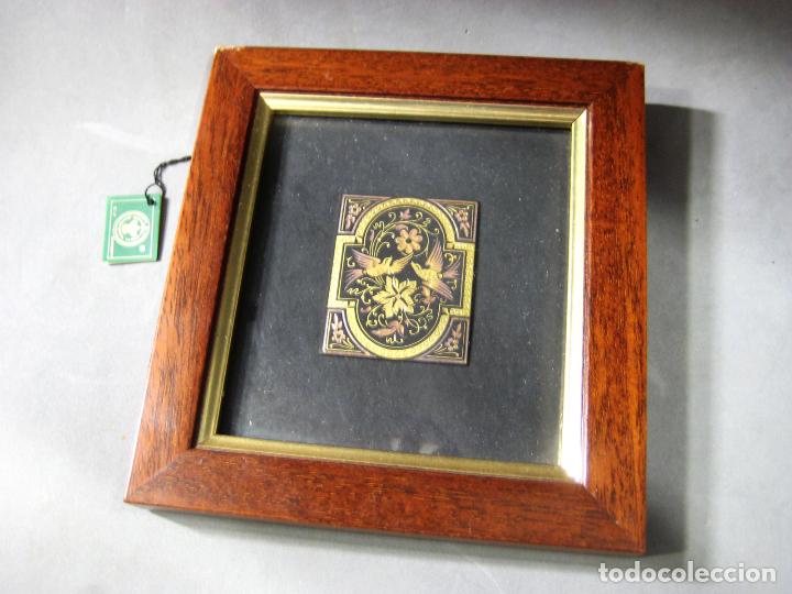 Otros objetos de arte: MARCO CON DAMASQUINADO DE TOLEDO. ORO 3 MICRAS - Foto 1