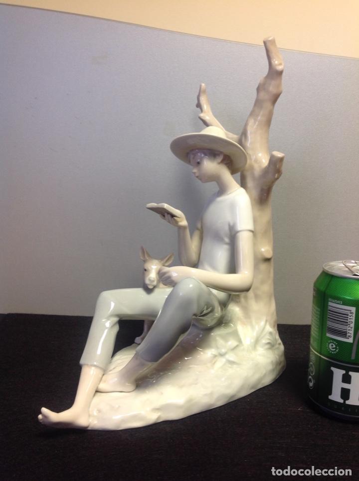Otros objetos de arte: Figura de porcelana NAO - Foto 3
