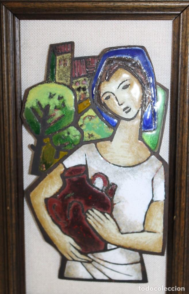 Otros objetos de arte: Cuadro con esmalte sobre cobre. Mujer con c&aacute;ntaro. Marco de madera - Foto 2