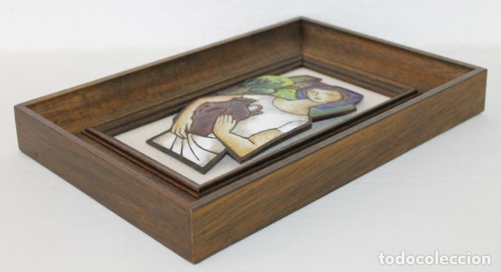 Otros objetos de arte: Cuadro con esmalte sobre cobre. Mujer con c&aacute;ntaro. Marco de madera - Foto 3