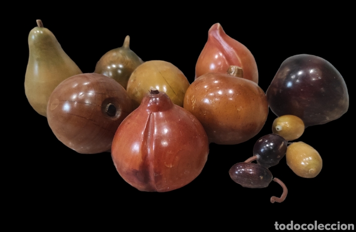 Otros objetos de arte: Lote de frutas de madera tallada. Bodeg&oacute;n. 12 piezas - Foto 2