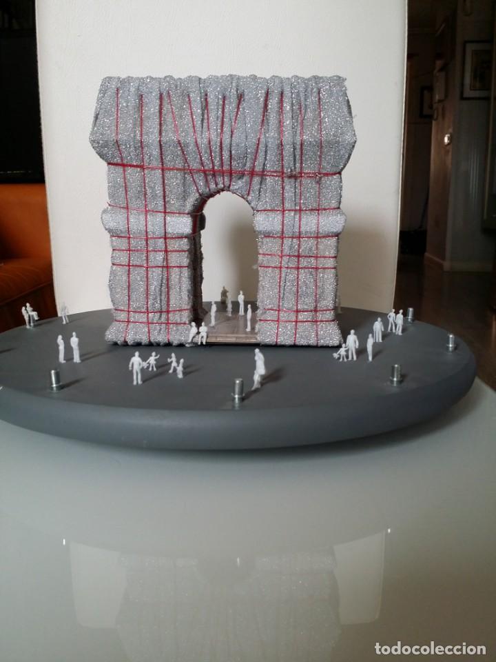Otros objetos de arte: L Arc de Triomphe, Wrapped / maqueta / Christo - Foto 15
