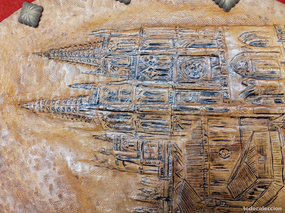 Otros objetos de arte: CUADRO CATEDRAL DE BURGOS EN CUERO REPUJADO - Foto 2