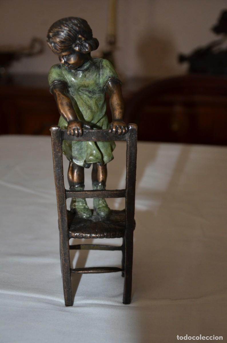 Otros objetos de arte: FIGURA BRONCE NI&Ntilde;A SUBIDA A UNA SILLA - Foto 1