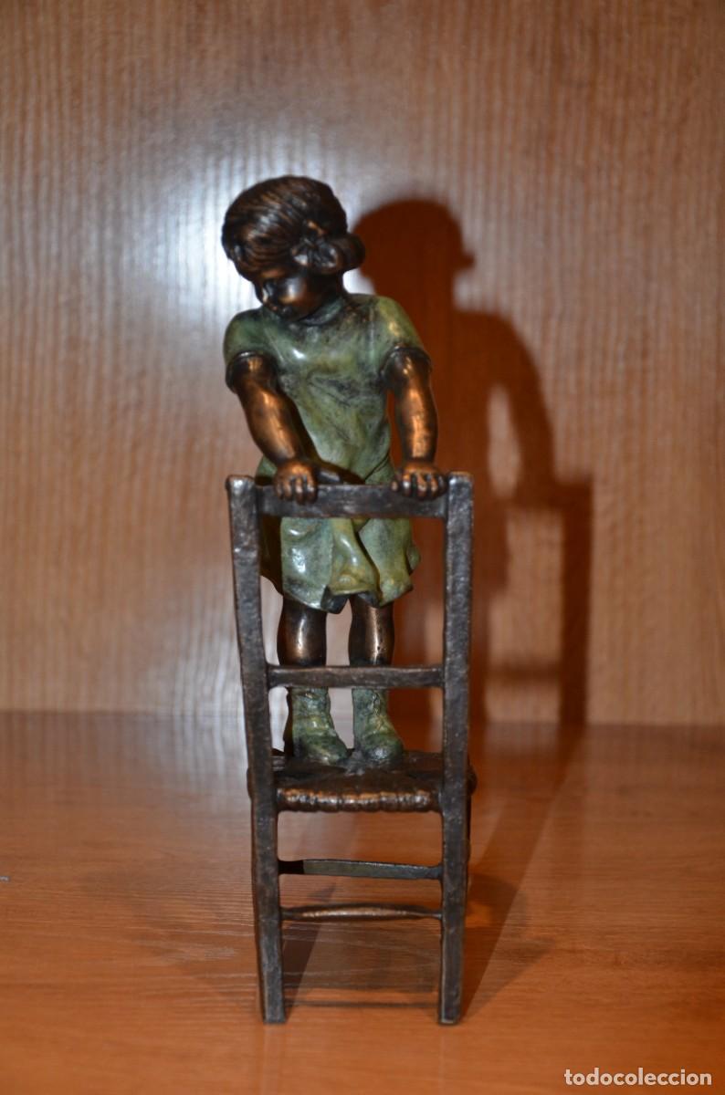 Otros objetos de arte: FIGURA BRONCE NI&Ntilde;A SUBIDA A UNA SILLA - Foto 2