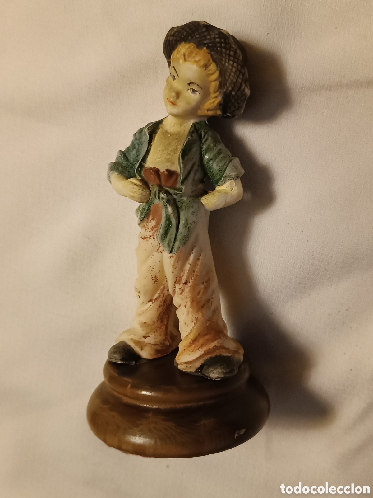Otros objetos de arte: Figura de joven muchacho - Foto 1