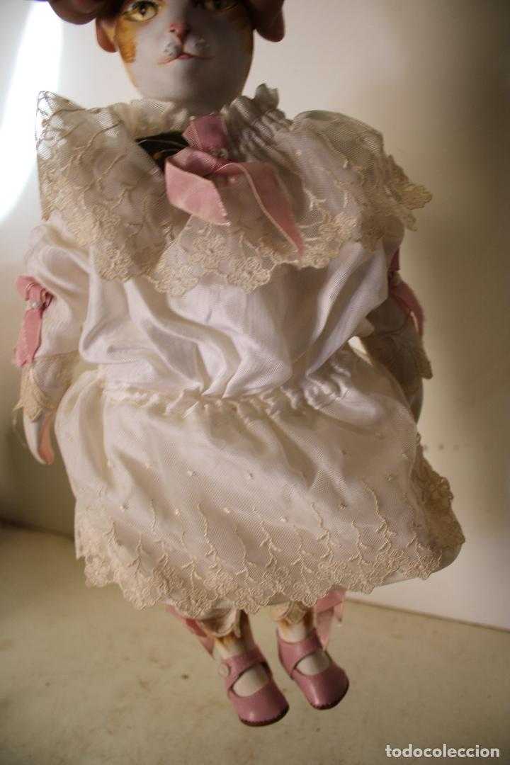 Otros objetos de arte: mu&ntilde;eca gata de porcelana - Foto 2