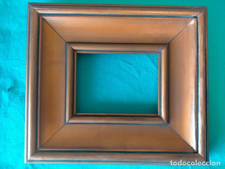 Otros objetos de arte: Marco antiguo peque&ntilde;o de madera con moldura dorada rectangular pintado - Foto 3