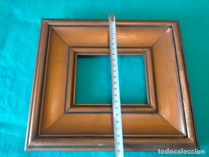 Otros objetos de arte: Marco antiguo peque&ntilde;o de madera con moldura dorada rectangular pintado - Foto 5