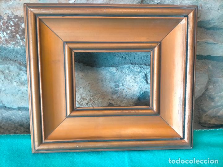 Otros objetos de arte: Marco antiguo peque&ntilde;o de madera con moldura dorada rectangular pintado - Foto 1