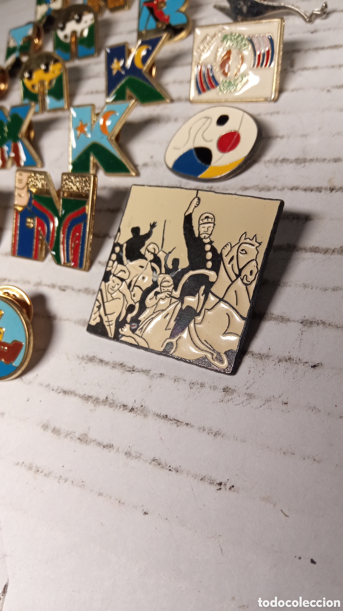 Otros objetos de arte: lote 23 pins vintage - Foto 2