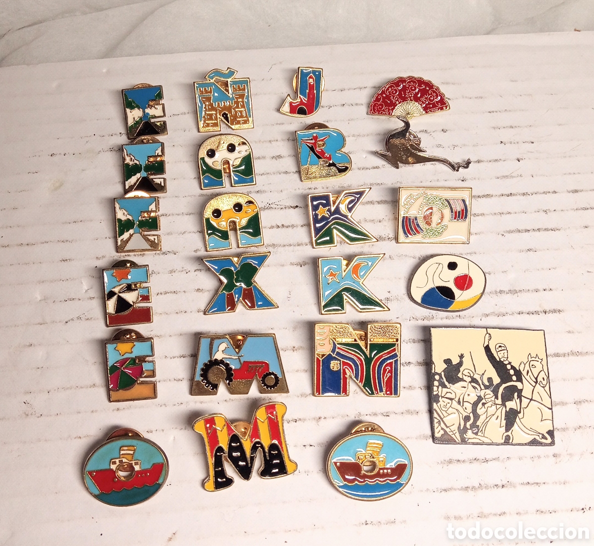 Otros objetos de arte: lote 23 pins vintage - Foto 1