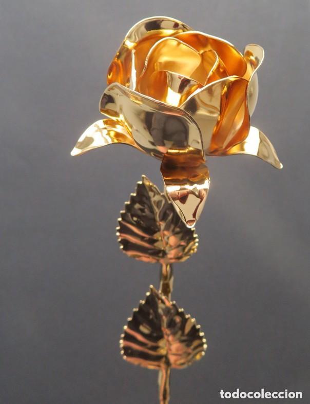 Otros Objetos de Arte: Rosa chapada oro 24 kilates. Escultura metalica. Flor 43 cms. Tallo con 3 hojas y 2 rosas