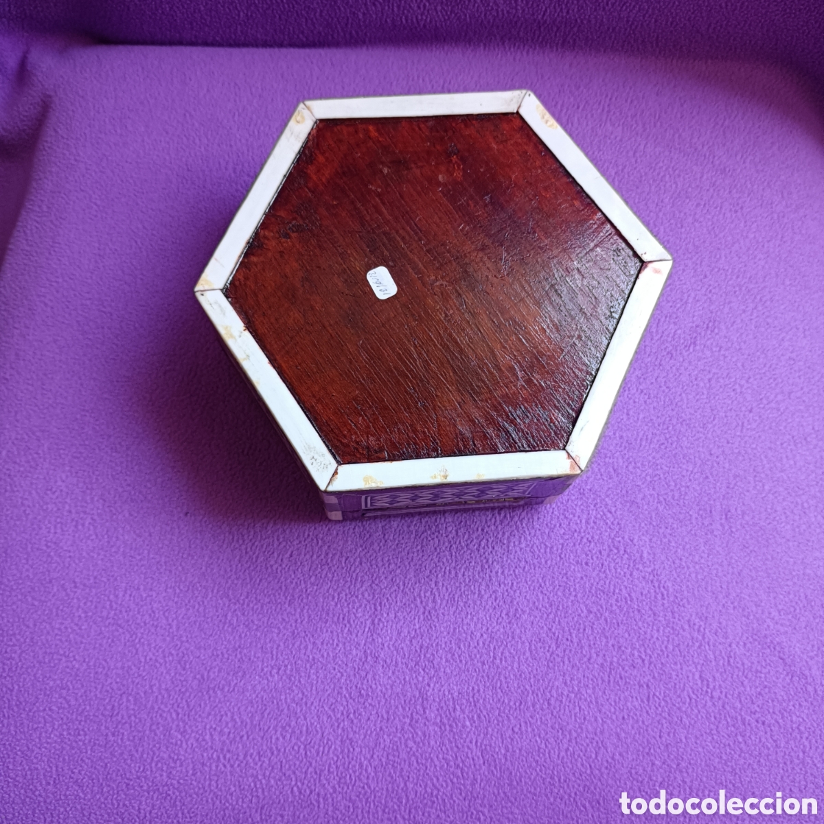 Otros objetos de arte: Caja de madera y incrustaciones en n&aacute;car siglo XX - Foto 2