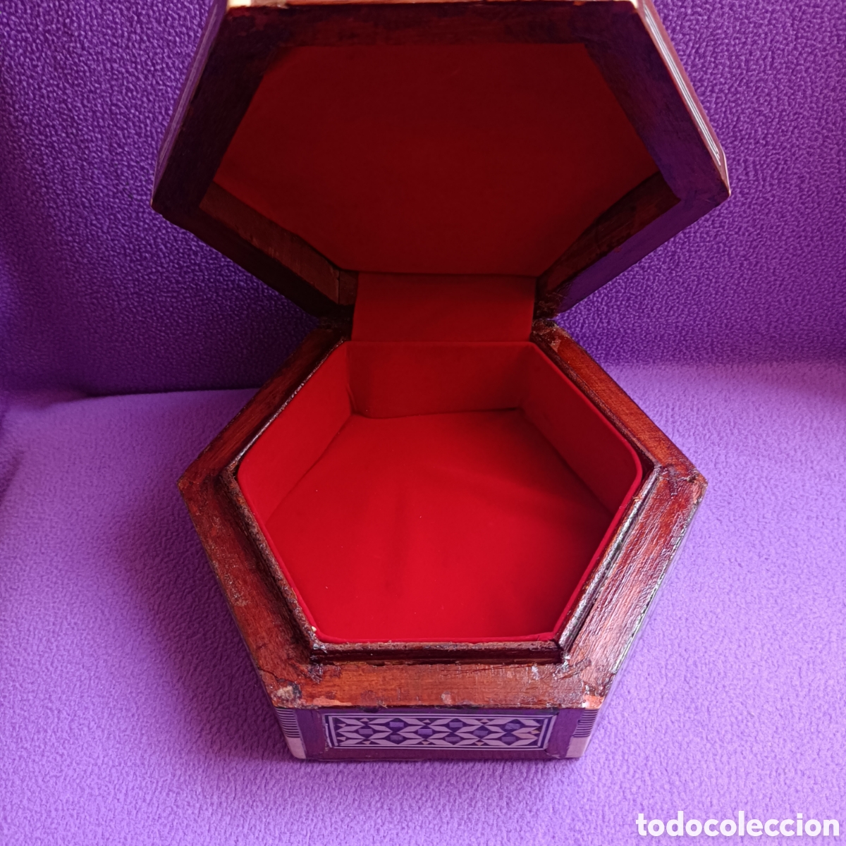 Otros objetos de arte: Caja de madera y incrustaciones en n&aacute;car siglo XX - Foto 3