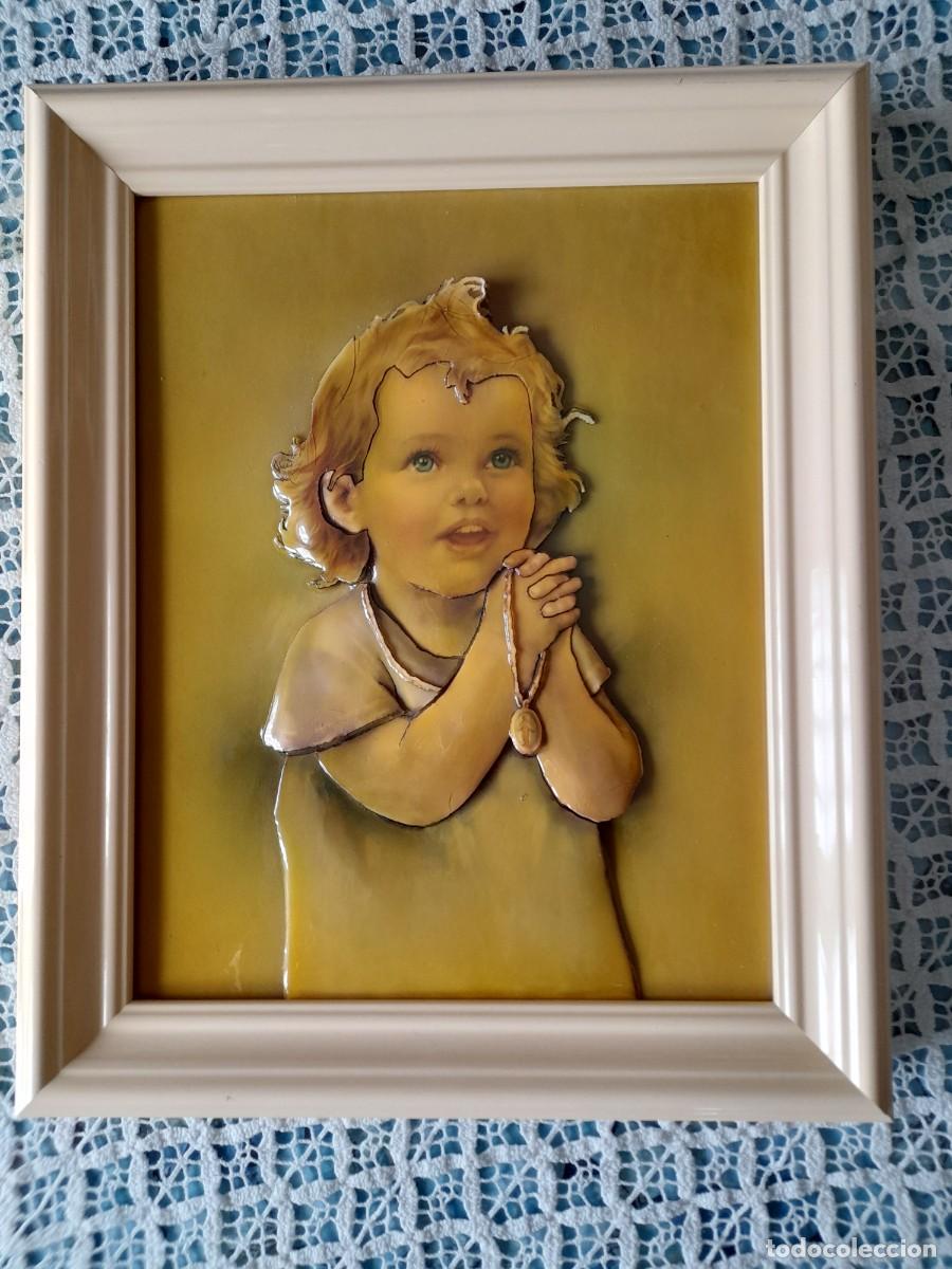 Otros objetos de arte: Cuadro de ni&ntilde;o rezando en relieve esmaltado d&eacute;cada de los 70 - Foto 1