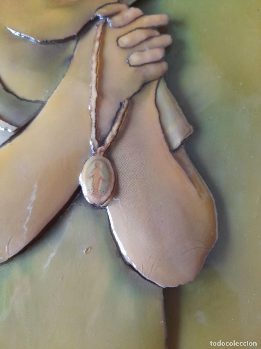 Otros objetos de arte: Cuadro de ni&ntilde;o rezando en relieve esmaltado d&eacute;cada de los 70 - Foto 3