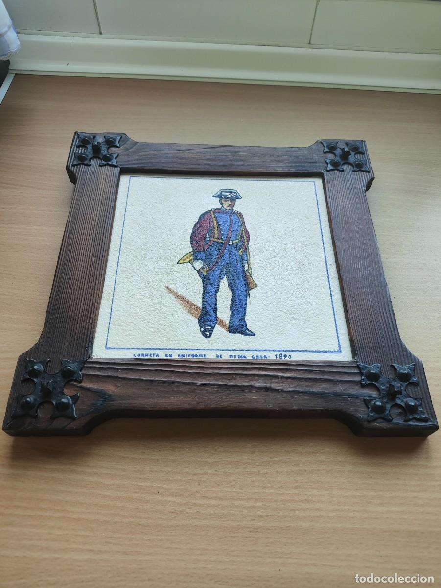 Otros objetos de arte: Cuadro cer&aacute;mico corneta de uniforme gala 1890 29x29cm - Foto 1