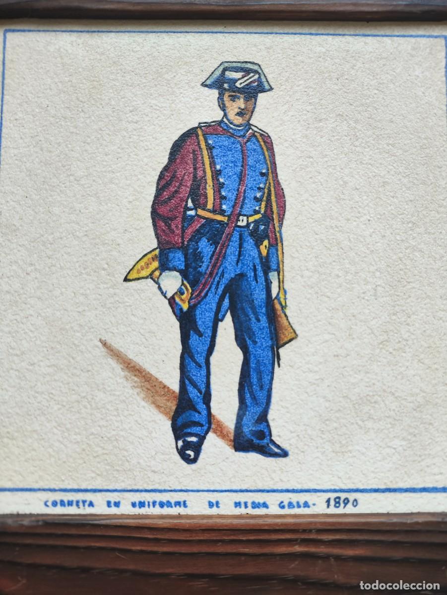 Otros objetos de arte: Cuadro cer&aacute;mico corneta de uniforme gala 1890 29x29cm - Foto 2