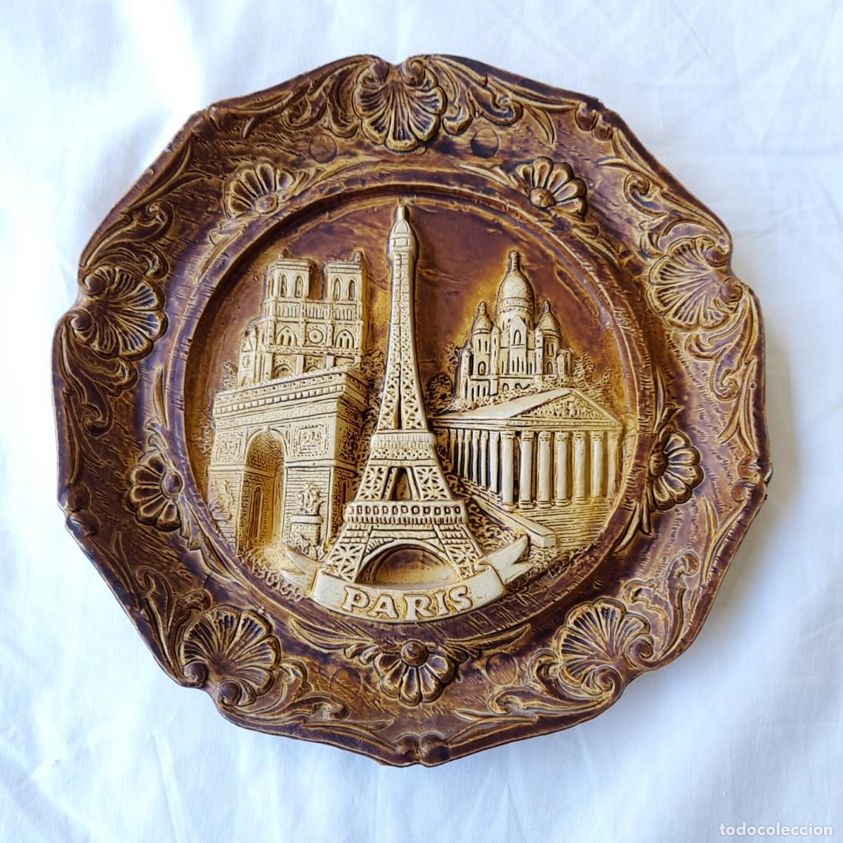 Otros objetos de arte: PLATO MADERA TALLADA CON MONUMENTOS DE PARIS PARA COLGAR - Foto 1