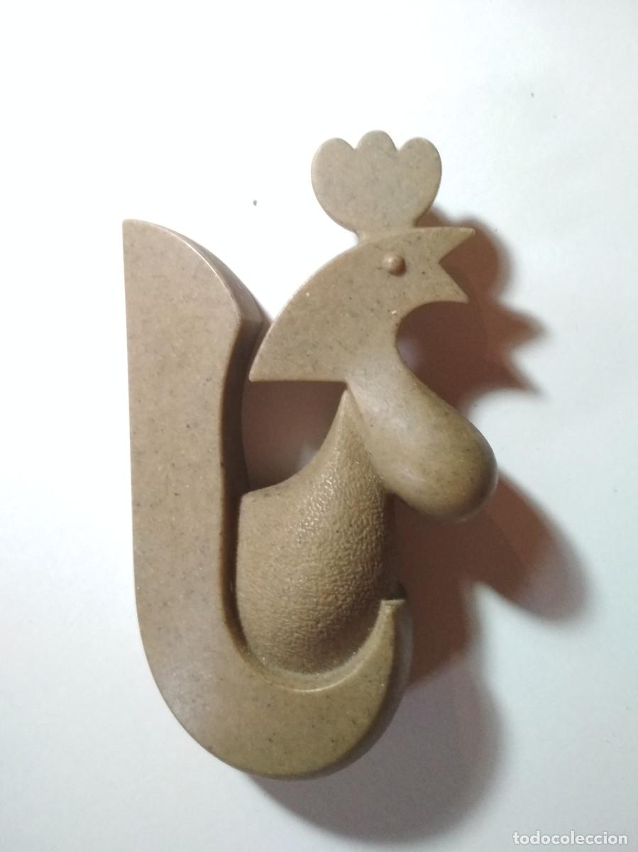 Otros objetos de arte: Promocional figura gallo - Foto 1