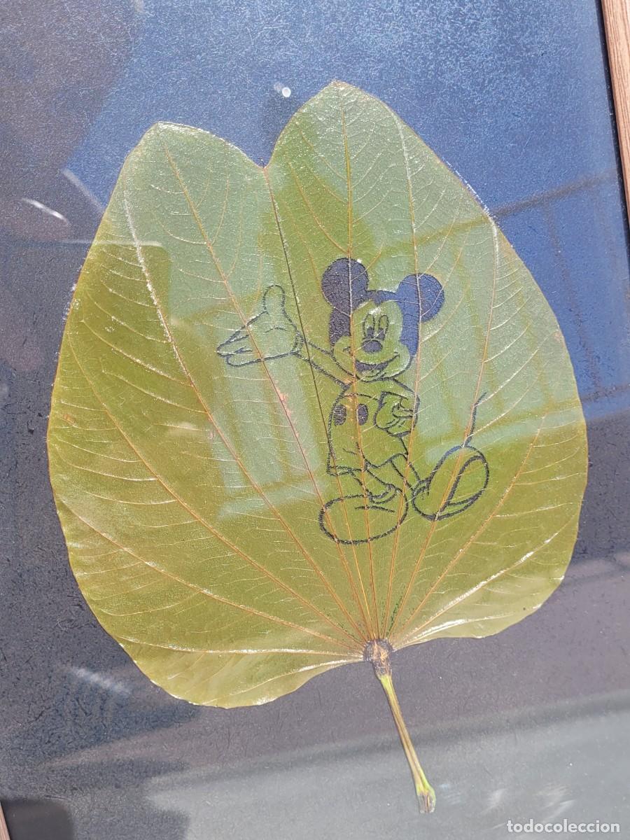 Otros objetos de arte: Hoja grabada con Mickey Mouse, en marco de madera. - Foto 1