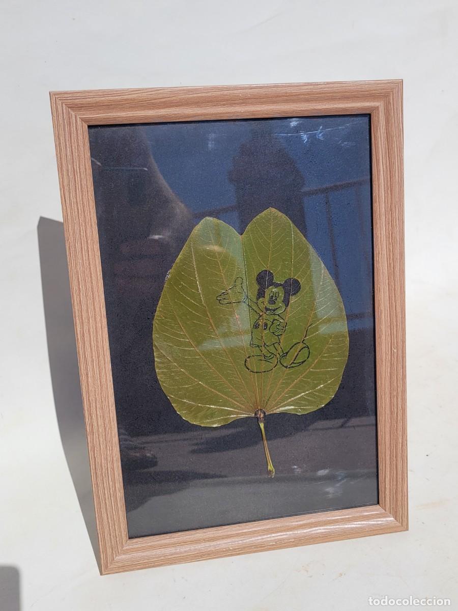 Otros objetos de arte: Hoja grabada con Mickey Mouse, en marco de madera. - Foto 2