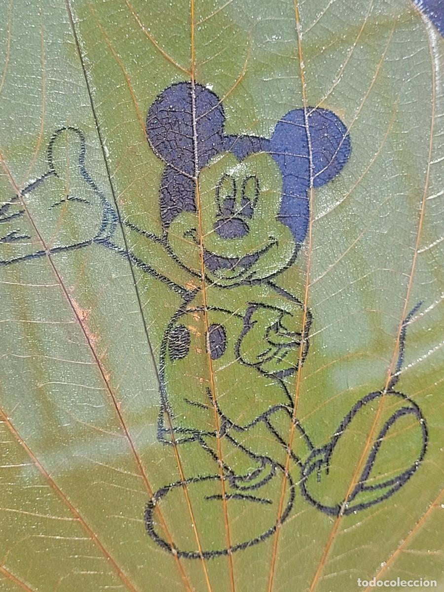 Otros objetos de arte: Hoja grabada con Mickey Mouse, en marco de madera. - Foto 3