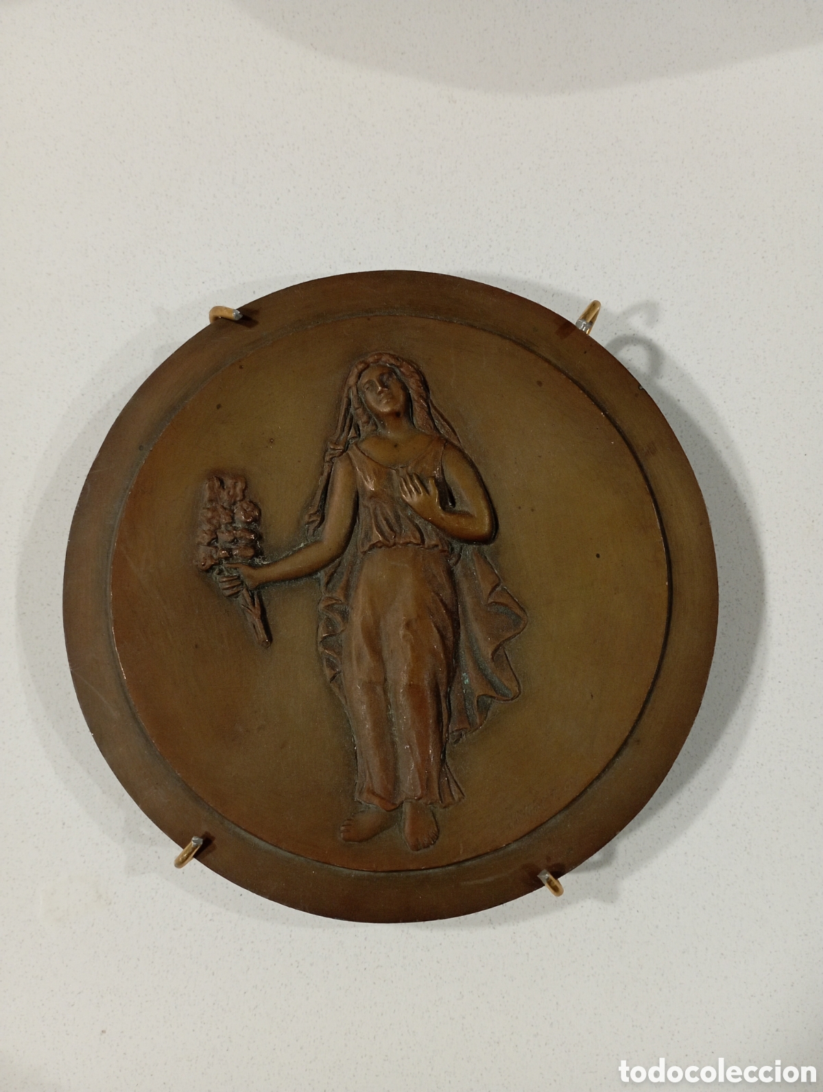 Otros objetos de arte: Plato bronce decorativo con relieve de mujer - Foto 1