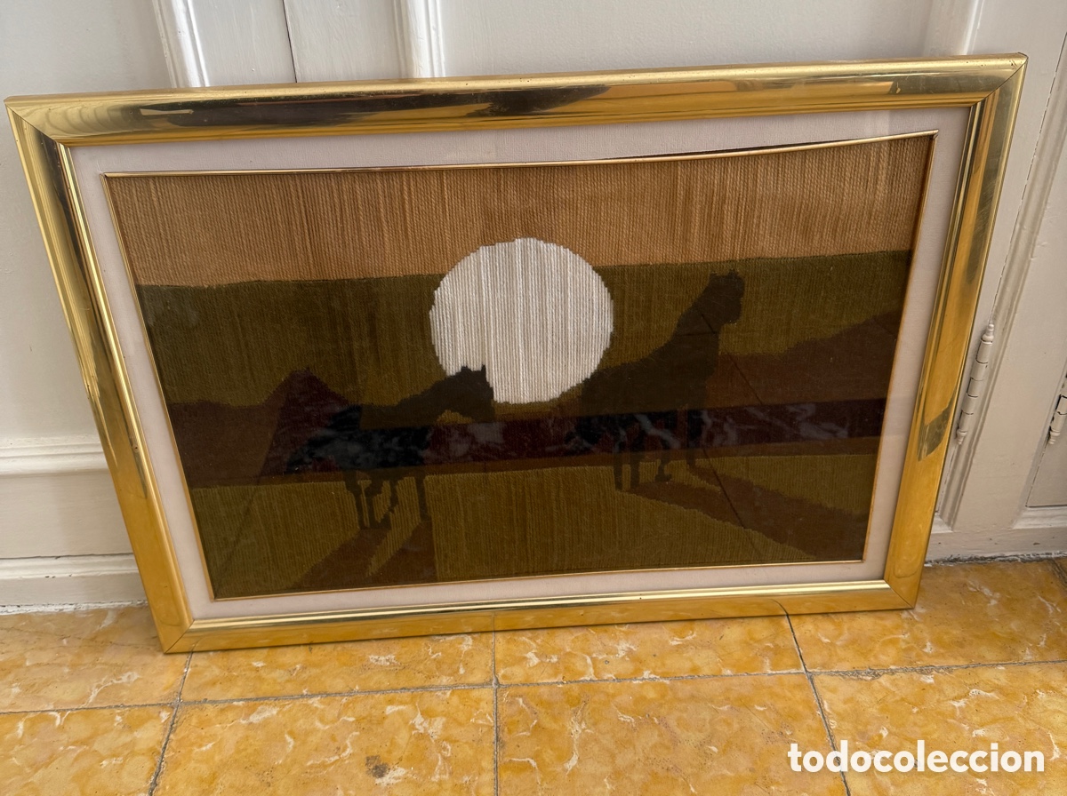 Otros objetos de arte: CUADRO BORDADO EN LANA. Escena caballos - Foto 1