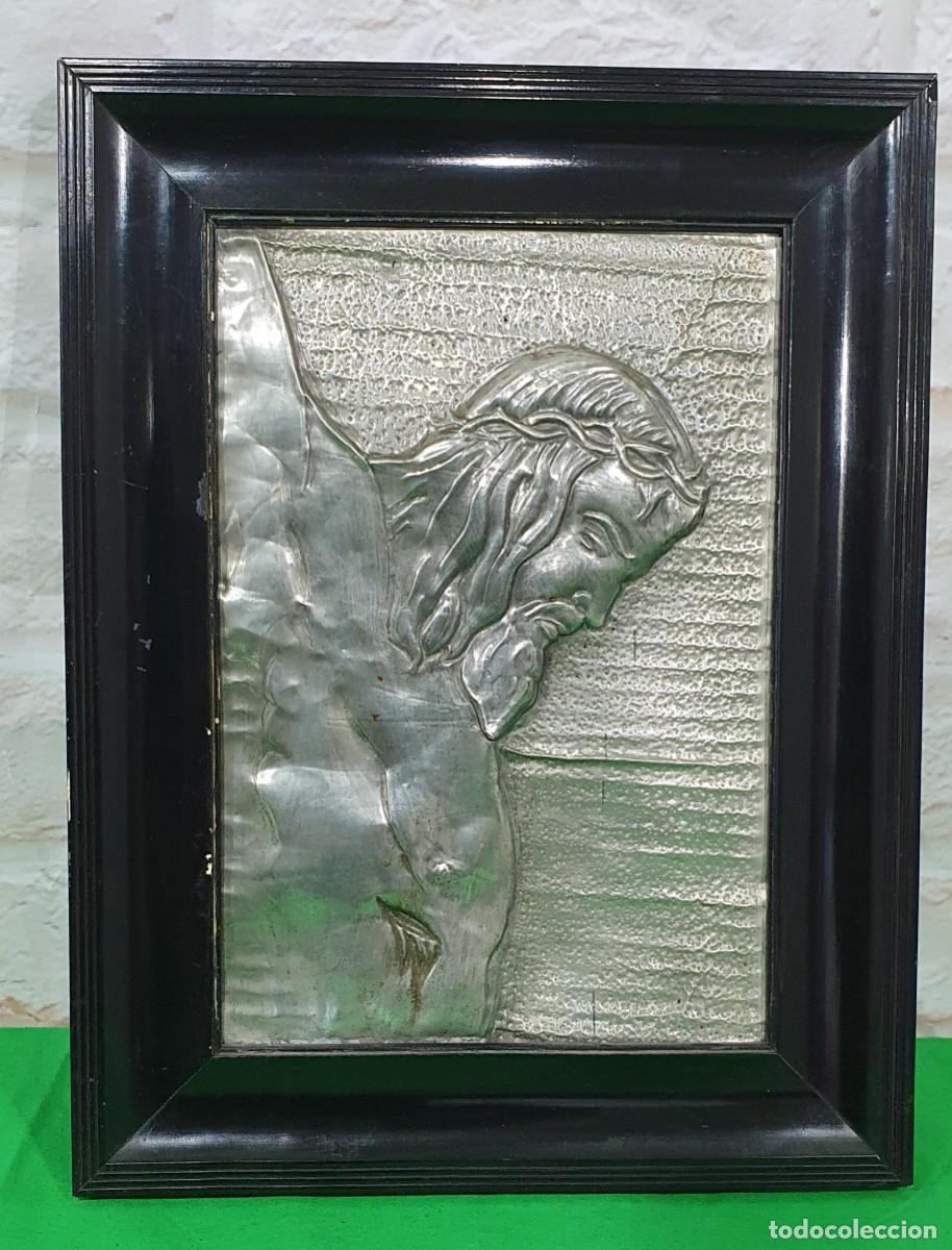 Otros objetos de arte: ANTIGUO CUADRO DE CRISTO ALUMINIO REPUJADO - Foto 1