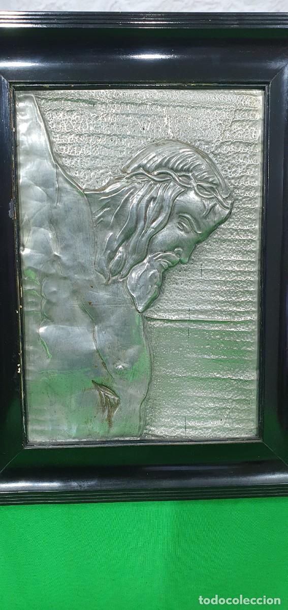 Otros objetos de arte: ANTIGUO CUADRO DE CRISTO ALUMINIO REPUJADO - Foto 2