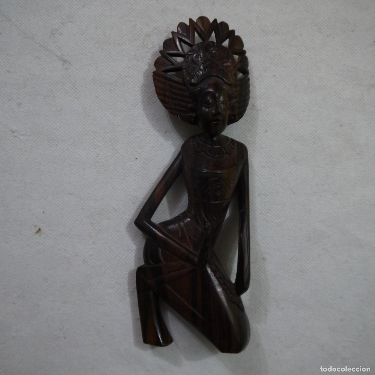 Otros objetos de arte: FIGURA DE MUJER TALLADA EN MADERA - Foto 1