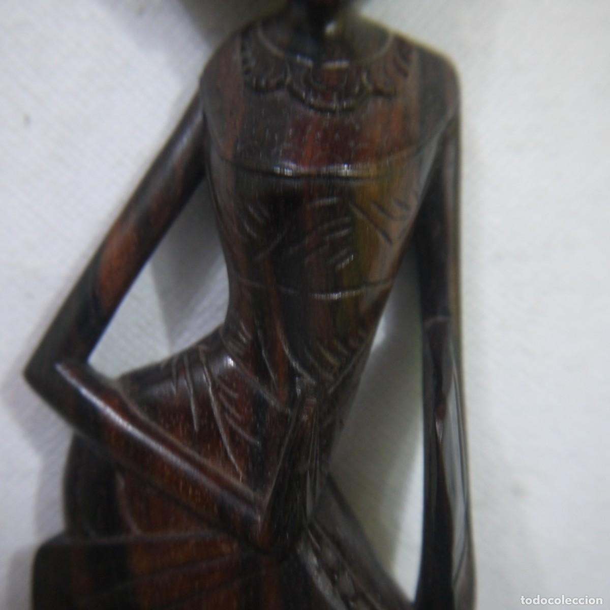 Otros objetos de arte: FIGURA DE MUJER TALLADA EN MADERA - Foto 3