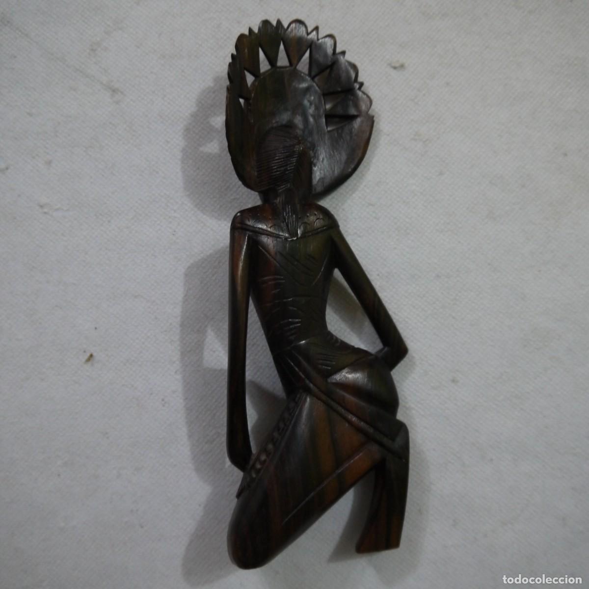 Otros objetos de arte: FIGURA DE MUJER TALLADA EN MADERA - Foto 5