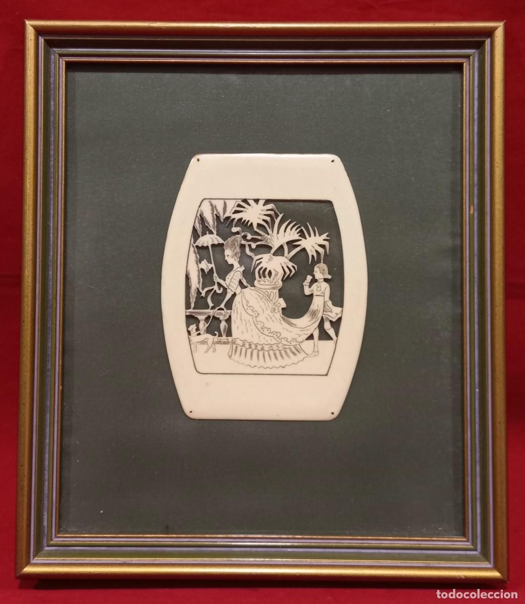 Otros objetos de arte: CUADRO CON PLACA TROQUELADA Y GRABADA A MANO CON ESCENA CORTESANA - Foto 1