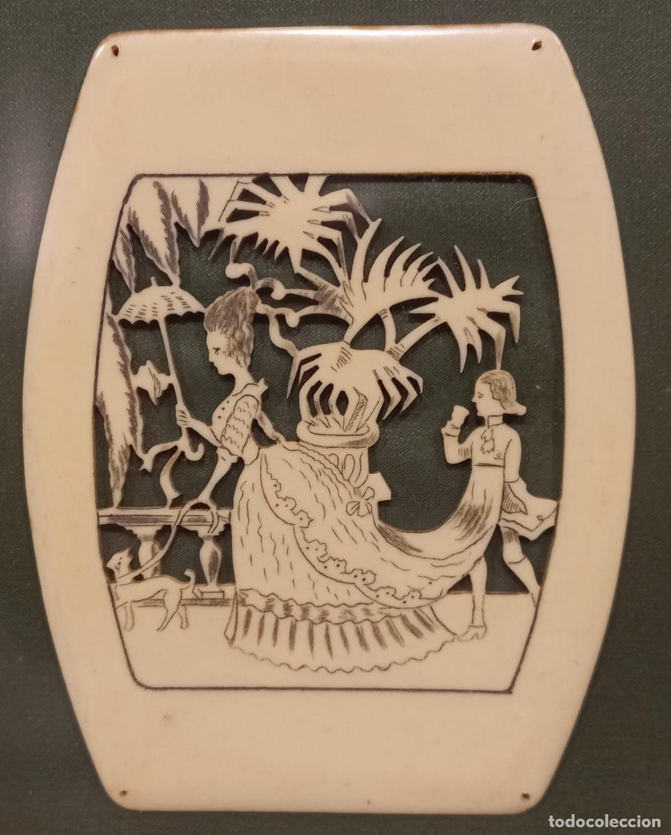 Otros objetos de arte: CUADRO CON PLACA TROQUELADA Y GRABADA A MANO CON ESCENA CORTESANA - Foto 2